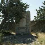 A ricordare la tremenda morte dei soldati italiani c�� solo una lapide alta tre metri: giace all�ombra di un cipresso...